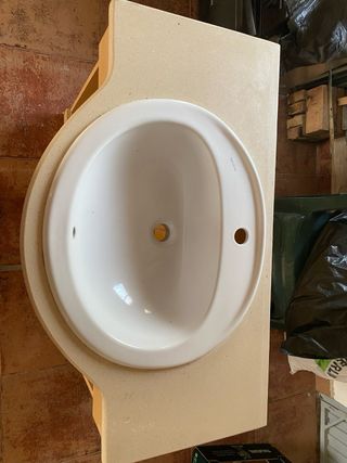 Lavabo de cerámica y madera