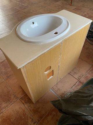 Lavabo de cerámica y madera