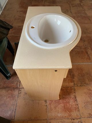 Lavabo de cerámica y madera