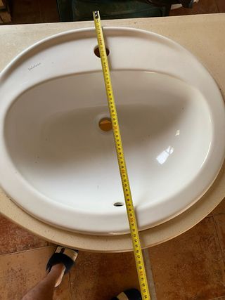 Lavabo de cerámica y madera
