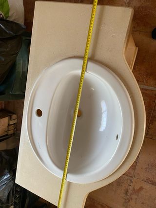 Lavabo de cerámica y madera