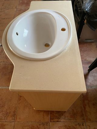 Lavabo de cerámica y madera