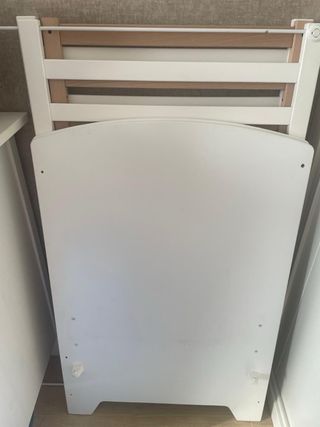 Cuna blanca con ruedas