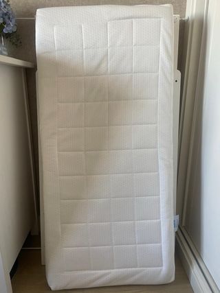 Cuna blanca con ruedas