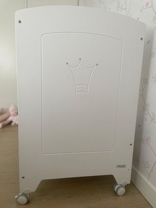 Cuna blanca con ruedas