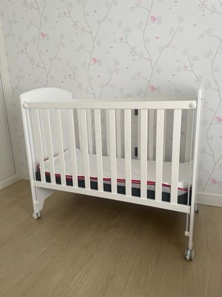 Cuna blanca con ruedas