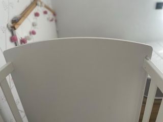 Cuna blanca con ruedas