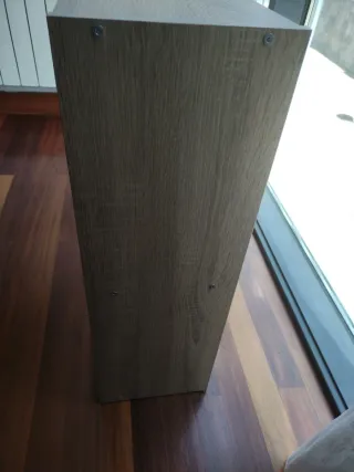 Estantería de madera beige y marrón