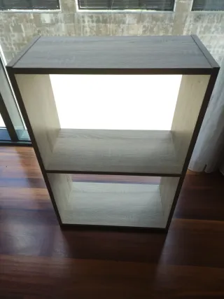 Estantería de madera beige y marrón