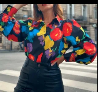 Camisa Atakontu floral negra multicolor