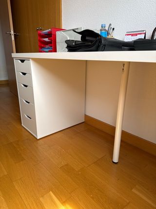 Escritorio blanco con cajoneras