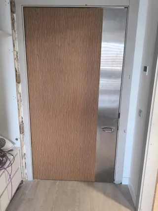 Puerta de madera con veta vertical