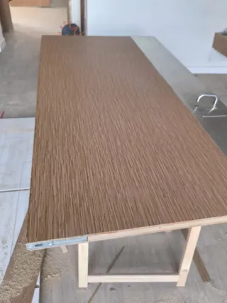Puerta de madera con veta vertical