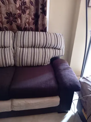 Sofá de 2 plazas marrón y rayas