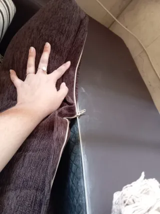 Sofá de 2 plazas marrón y rayas