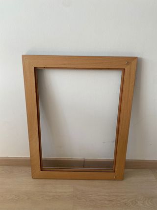 Marco de madera vintage con detalles dorados