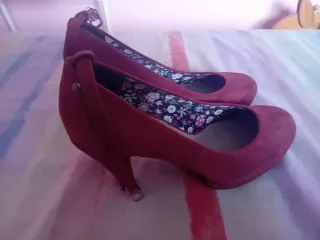 Zapatos de tacón vino