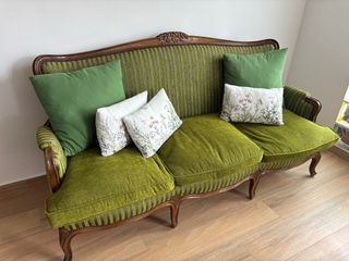 Sofá vintage tapizado verde y madera