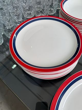 Vajilla pontesa 70s bordes azul y rojo