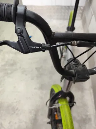 Bicicleta BMX color gris con ruedas verdes