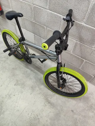 Bicicleta BMX color gris con ruedas verdes