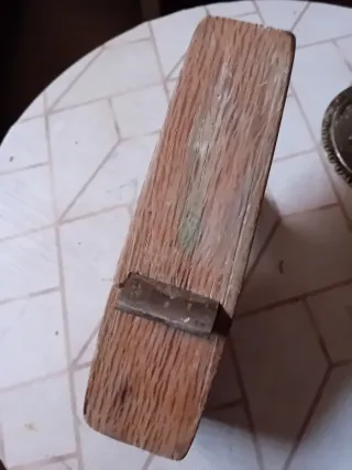 Cepillo de carpintero antiguo de madera