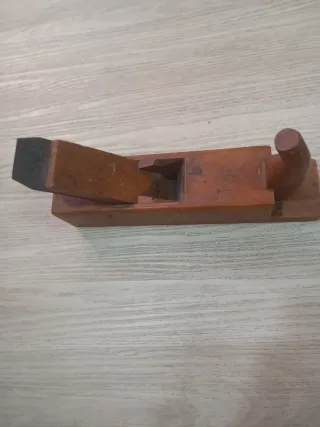 Cepillo de carpintero antiguo de madera