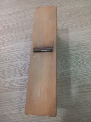 Cepillo de carpintero antiguo de madera