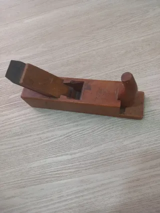 Cepillo de carpintero antiguo de madera