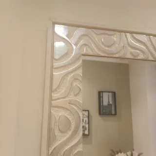 Espejo de pared blanco y plateado