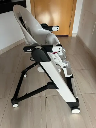 Silla de comedor negra y blanca