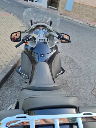BMW Touring Moto Negra y Gris