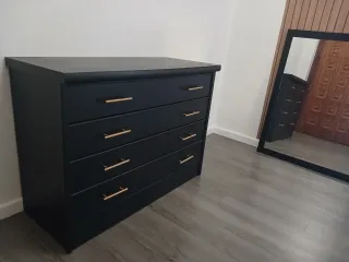 Aparador negro con tiradores dorados