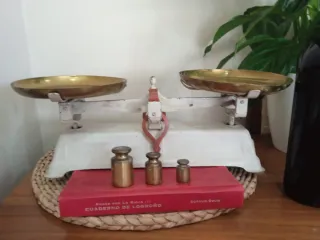 Antigua balanza bascula y lote de 3 pesas bronce