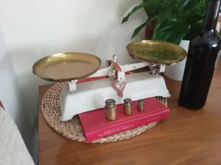 Antigua balanza bascula y lote de 3 pesas bronce