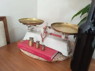 Antigua balanza bascula y lote de 3 pesas bronce