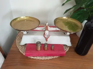 Antigua balanza bascula y lote de 3 pesas bronce