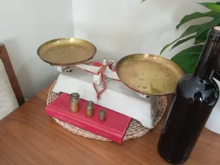 Antigua balanza bascula y lote de 3 pesas bronce