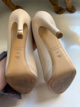 Zapatos de piel Bally beige con lazo
