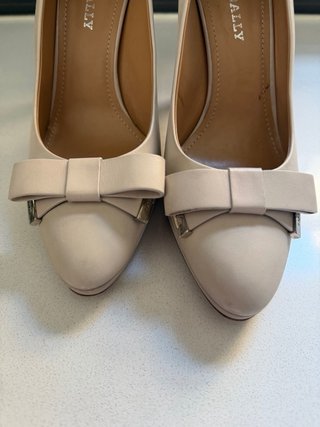 Zapatos de piel Bally beige con lazo