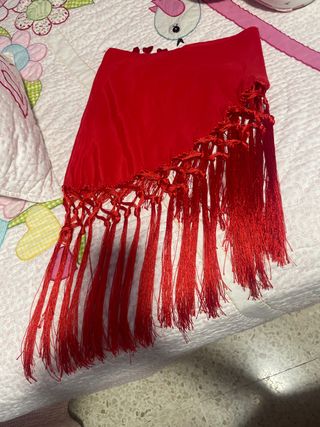 Mantoncillo infantil rojo con flecos
