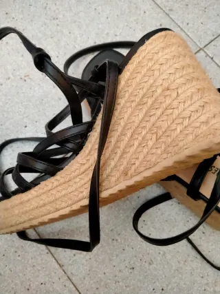 Sandalias cuña esparto negras y beige