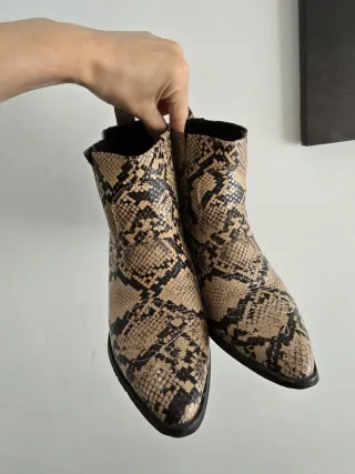 Botines de serpiente beige y negro