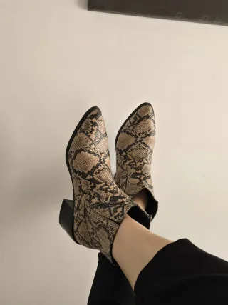 Botines de serpiente beige y negro