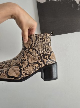 Botines de serpiente beige y negro