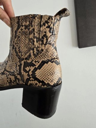 Botines de serpiente beige y negro