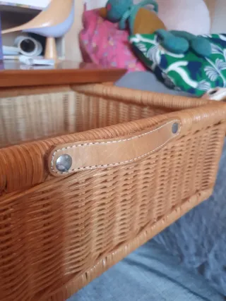 Mesita de noche de madera con cajón cesto