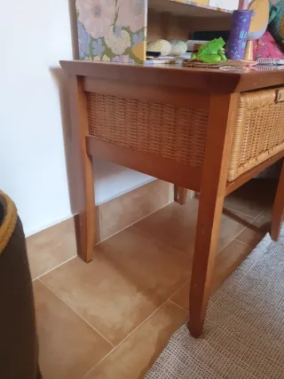 Mesita de noche de madera con cajón cesto