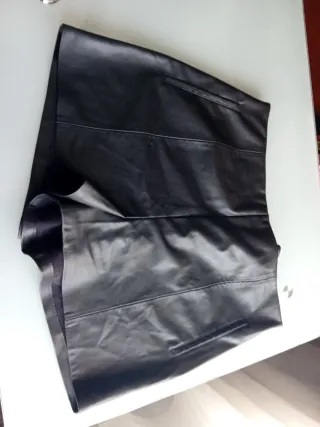 Pantalon corto efecto piel negra