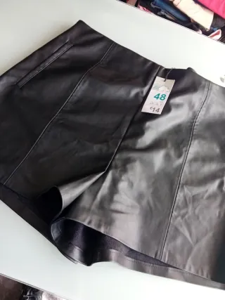 Pantalon corto efecto piel negra